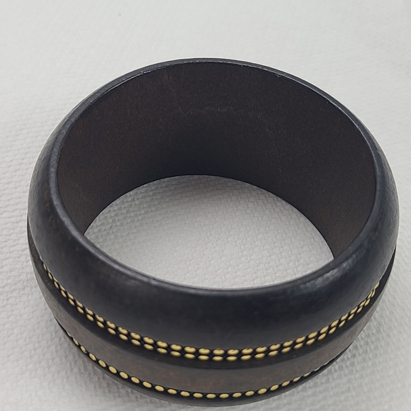 Wood bracelet with gold colored studs - Picture 4 of 5